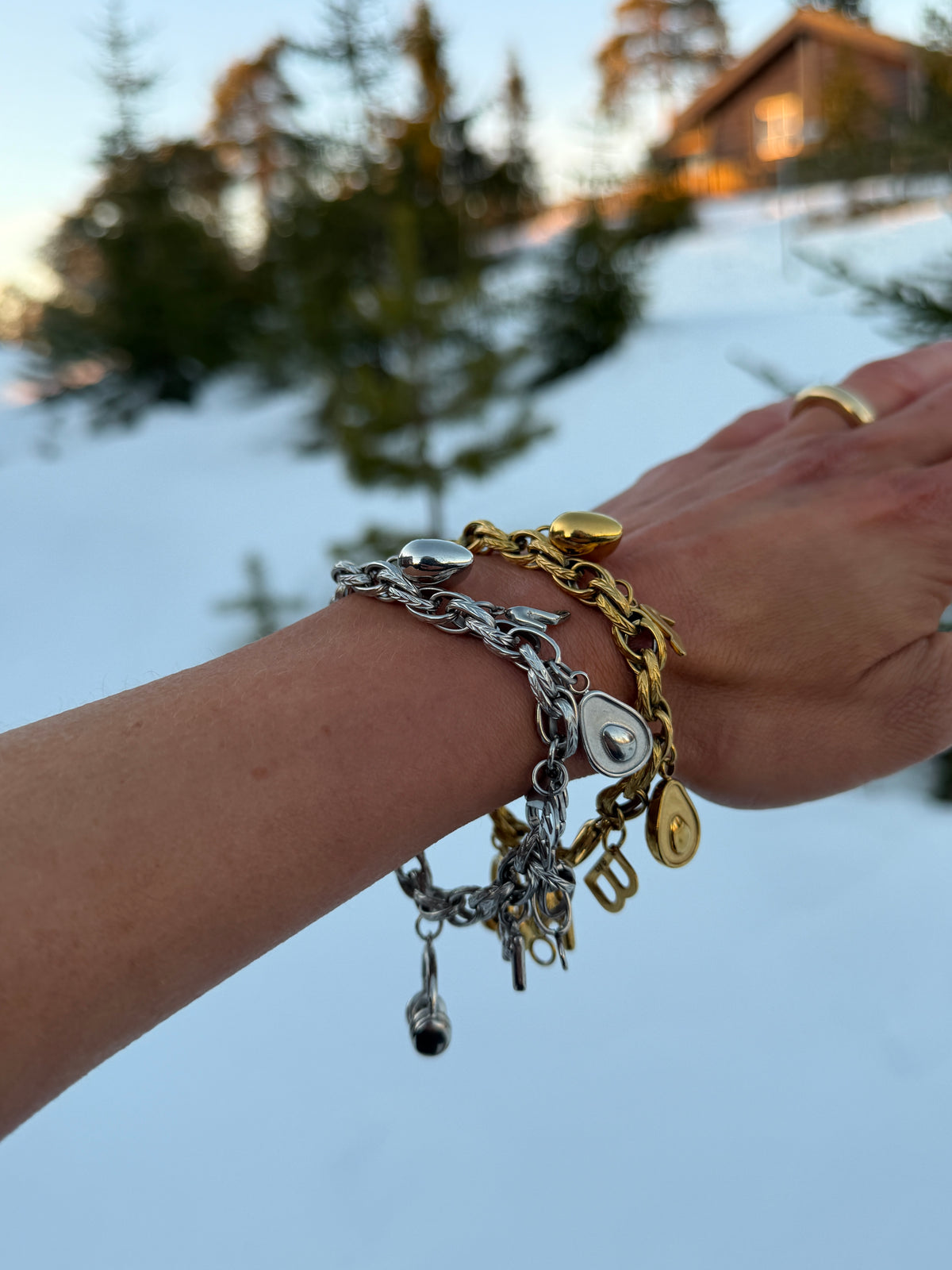 Bestemor Armbåndet Vol.2, charm armbånd i gull fra by Benedicthe