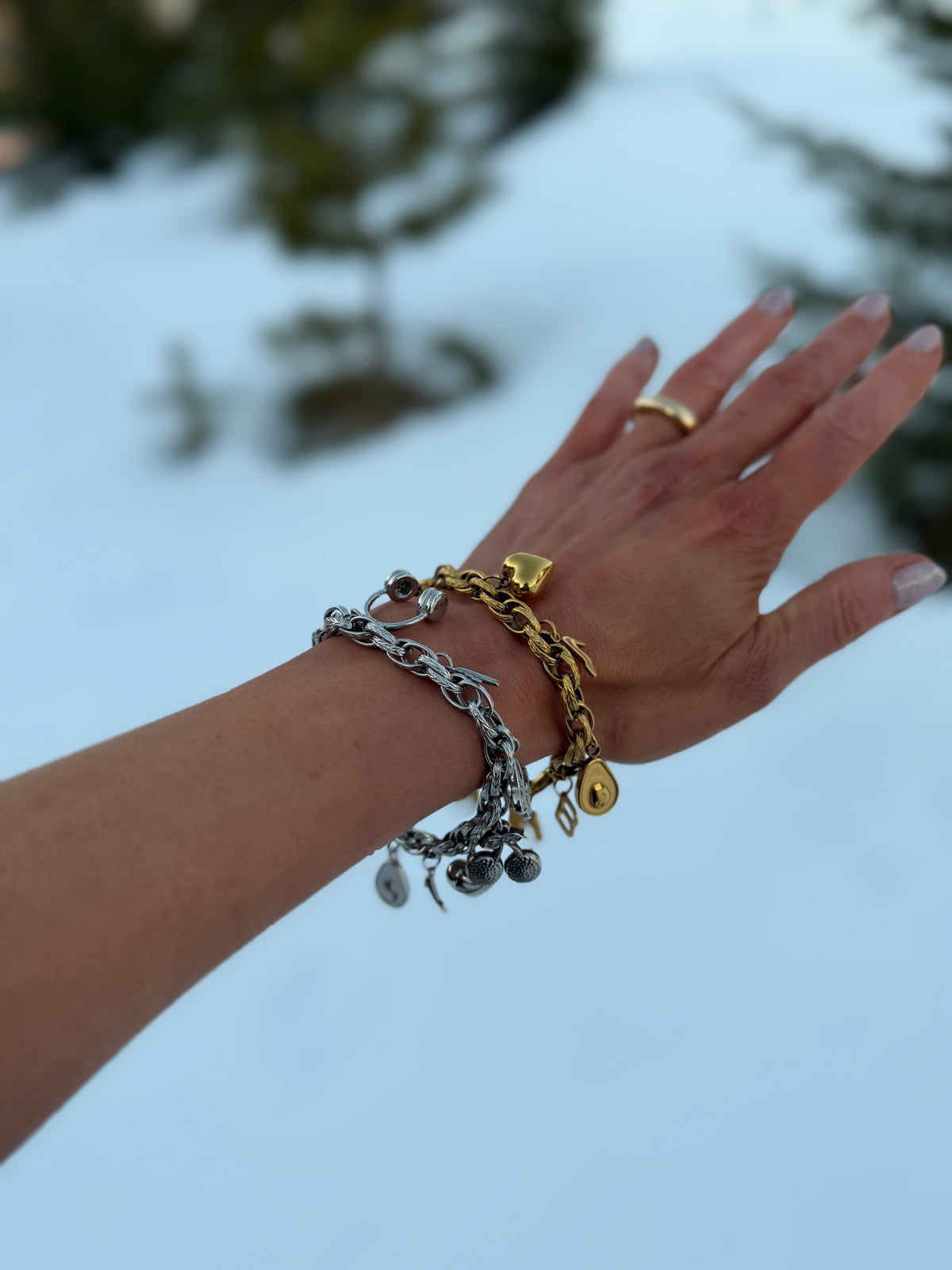 Bestemor Armbåndet Vol.2, charm armbånd i gull fra by Benedicthe
