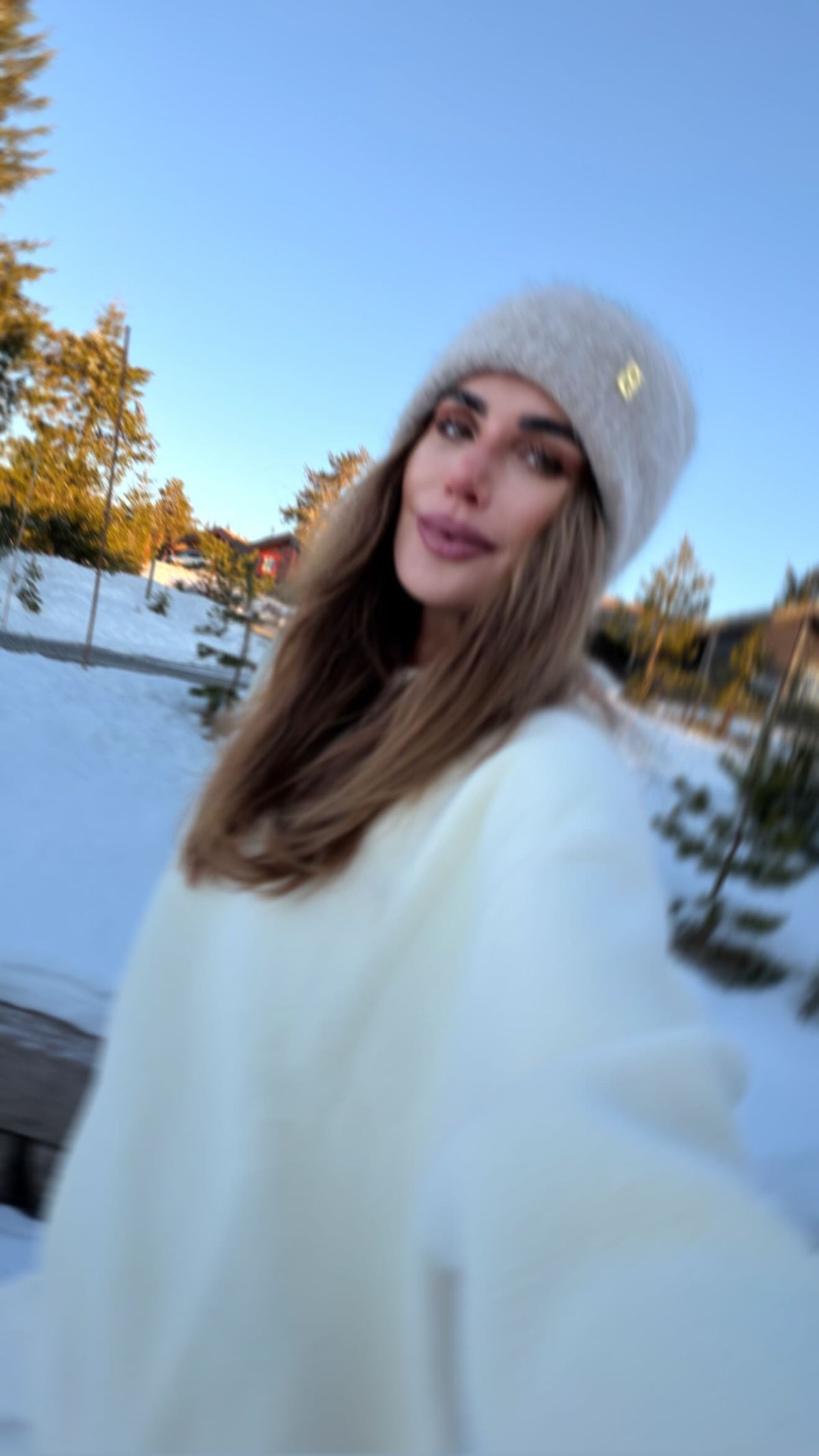 Benny Hat beige alpakka lue med gullbelagt By B logo