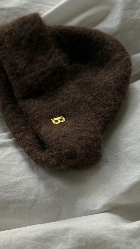 Benny Hat brun alpakka lue med gullbelagt By B logo