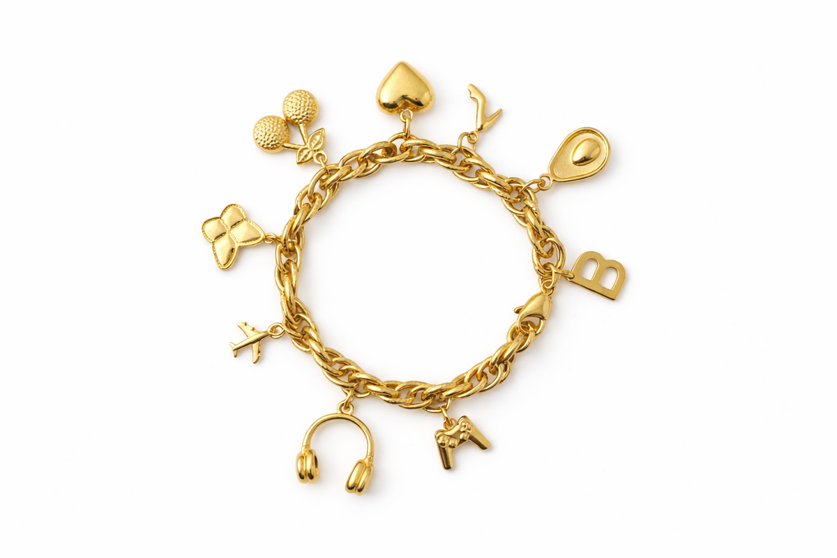 Bestemor Armbåndet Vol.2, charm armbånd i gull fra by Benedicthe