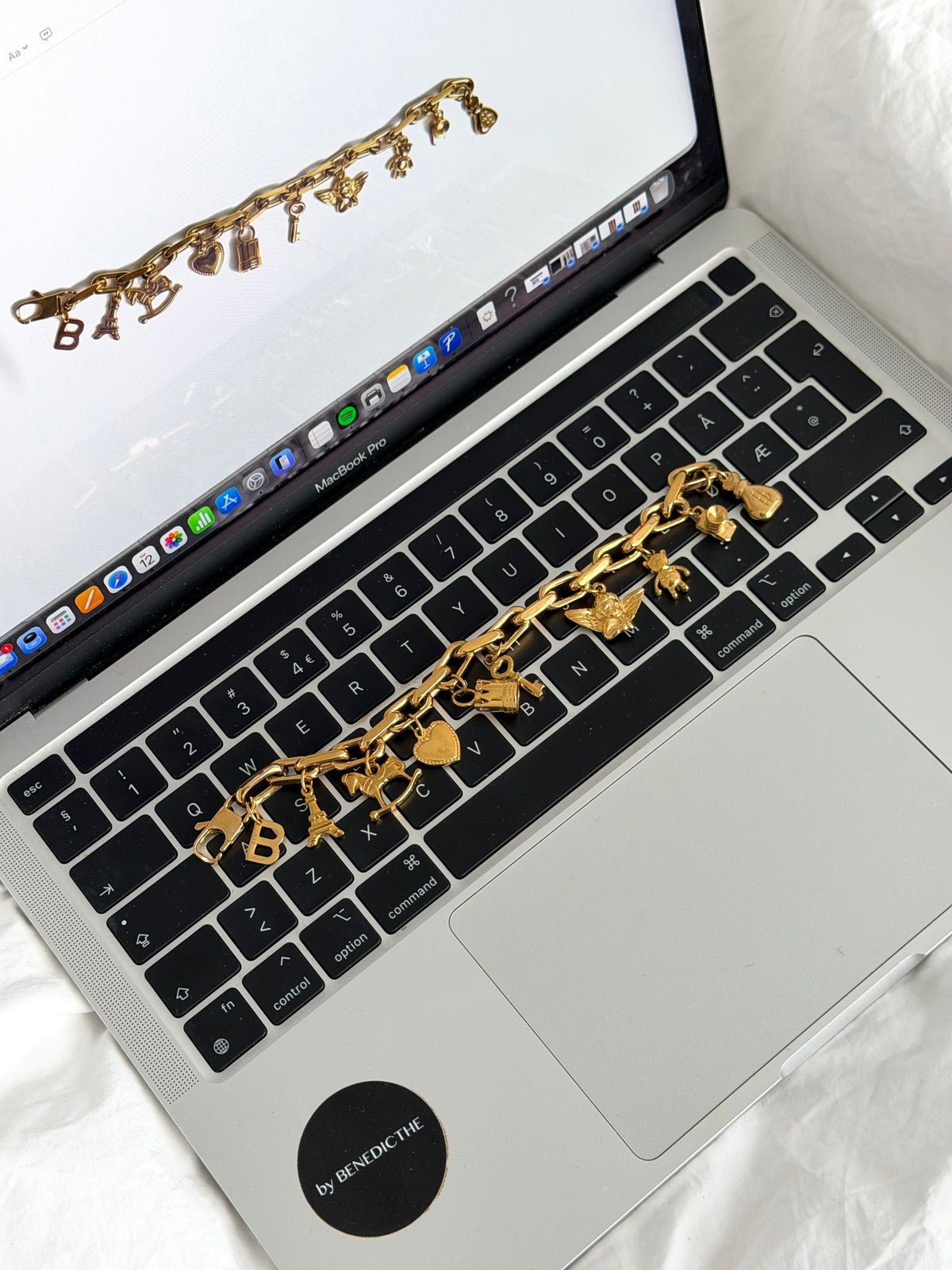 Sweet Memories, vintage charm armbånd i gull fra by Benedicthe